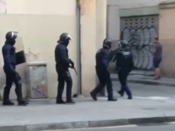 Operación contra tres narcopisos en el Raval de Barcelona