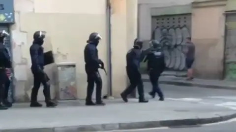 Operación contra tres narcopisos en el Raval de Barcelona Operación contra tres narcopisos en el Raval de Barcelona