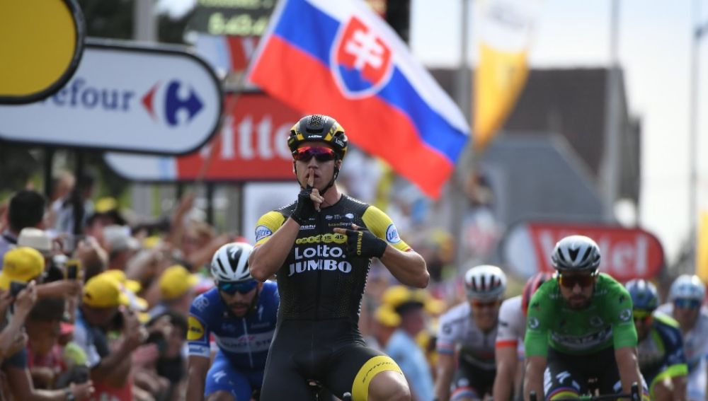 Dylan Groenewegen celebra su triunfo de etapa