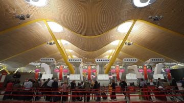 Colas en los mostradores de facturación y controles de seguridad en el aeropuerto Madrid-Barajas