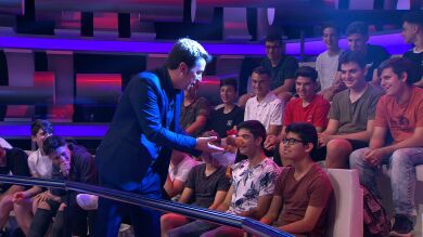 Arturo Valls, rodeado de millennials en '¡Ahora Caigo!'