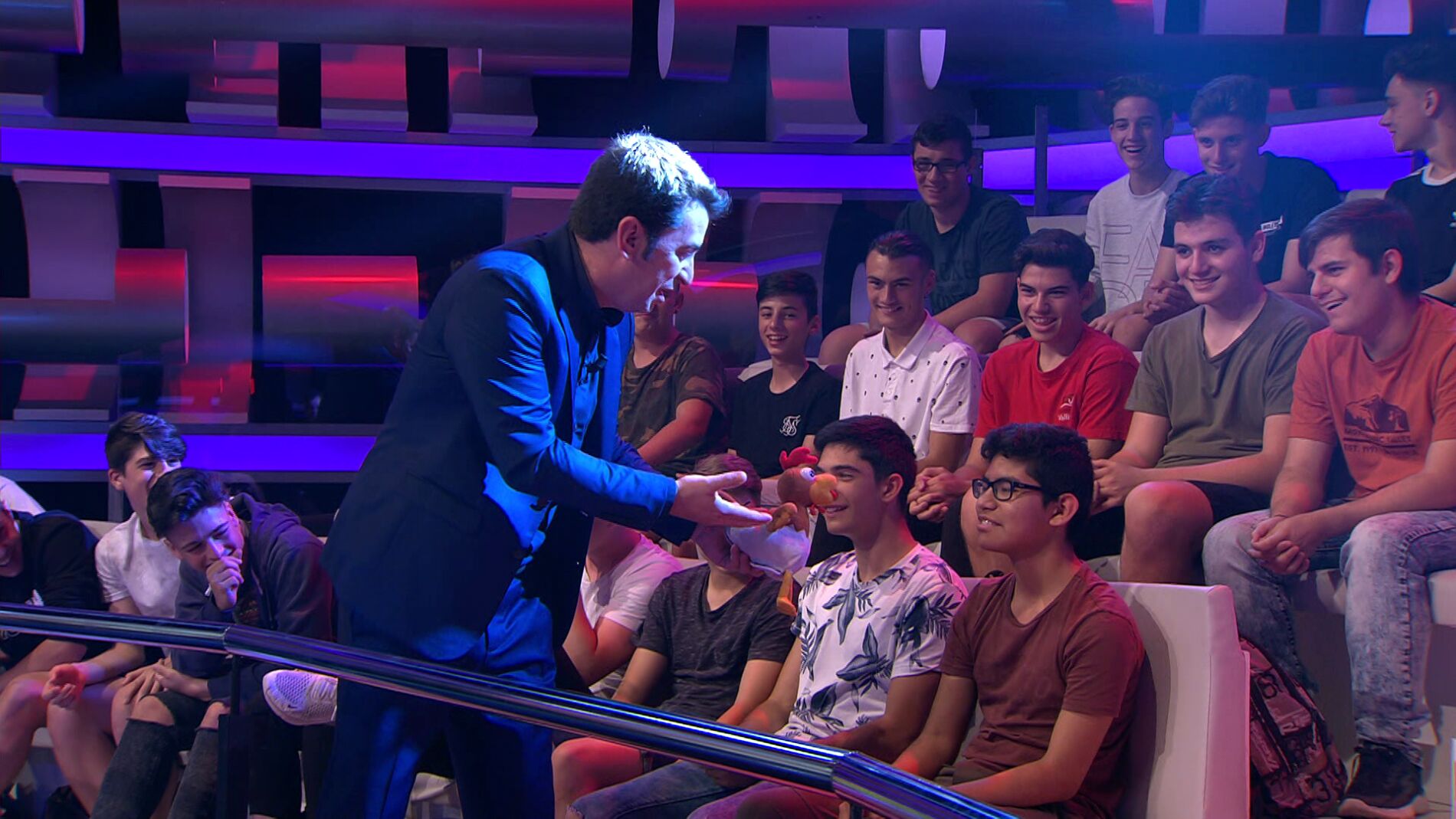 Arturo Valls rodeado de millennials del p&uacute;blico de '&iexcl;Ahora Caigo!' 