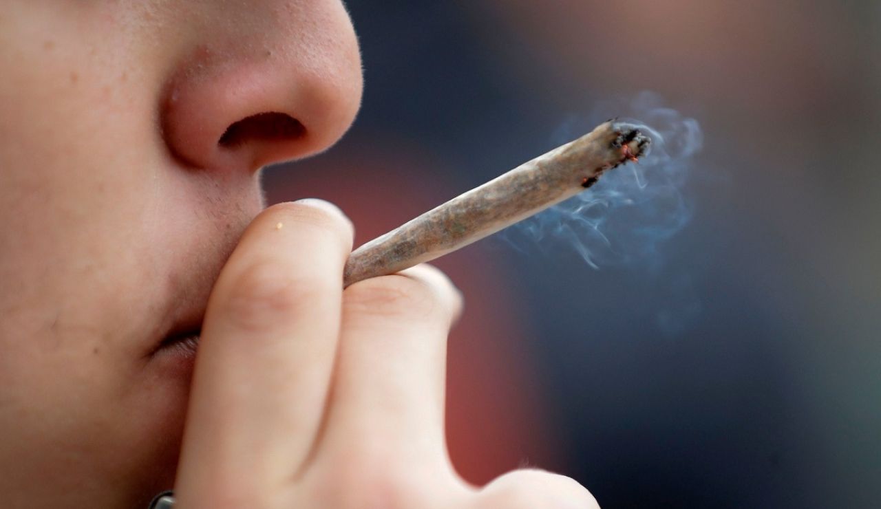 Imagen de archivo de una persona fumando un porro Imagen de archivo de una persona fumando un porro