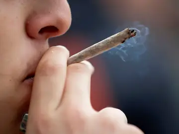 Imagen de archivo de una persona fumando un porro Imagen de archivo de una persona fumando un porro