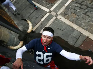 Momento en el que un toro de Jandilla arrolla a un mozo Momento en el que un toro de Jandilla arrolla a un mozo