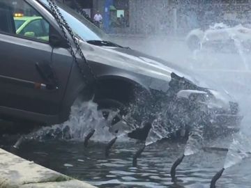 Un conductor pierde el control de su coche y se empotra contra la fuente de la glorieta de Embajadores