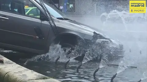 Un conductor pierde el control de su coche y se empotra contra la fuente de la glorieta de Embajadores Un conductor pierde el control de su coche y se empotra contra la fuente de la glorieta de Embajadores