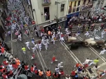Peligro y velocidad con Jandillas que dejan un corneado en el séptimo encierro de San Fermín 2018 Peligro y velocidad con Jandillas que dejan un corneado en el séptimo encierro de San Fermín 2018