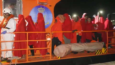 Más de 200 inmigrantes rescatados de pateras frente a la costa de Cádiz y Salvamento espera nuevas llegadas Más de 200 inmigrantes rescatados de pateras frente a la costa de Cádiz y Salvamento espera nuevas llegadas
