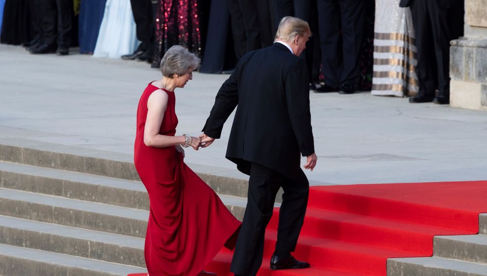 Theresa May y Donald Trump llegan de la mano a una cena en Reino Unido