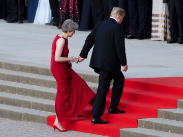 Theresa May y Donald Trump llegan de la mano a una cena en Reino Unido