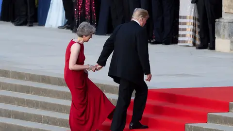 Theresa May y Donald Trump llegan de la mano a una cena en Reino Unido Theresa May y Donald Trump llegan de la mano a una cena en Reino Unido