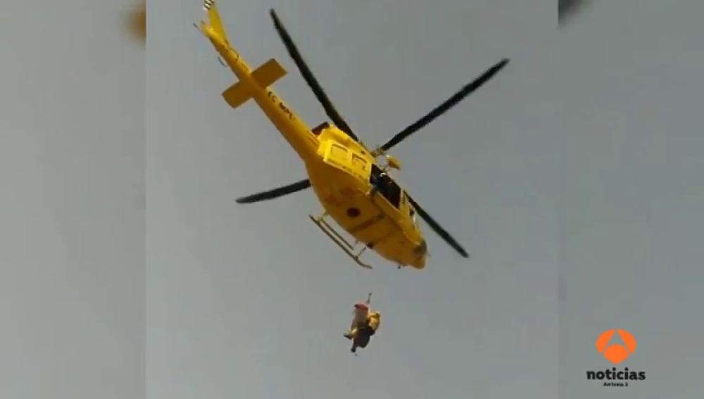 Un helicóptero tiene que rescatar a un hombre que se había precipitado en la ladera del Castillo de Santa Bárbara