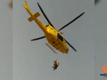 Un helicóptero tiene que rescatar a un hombre que se había precipitado en la ladera del Castillo de Santa Bárbara