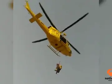 Un helicóptero tiene que rescatar a un hombre que se había precipitado en la ladera del Castillo de Santa Bárbara Un helicóptero tiene que rescatar a un hombre que se había precipitado en la ladera del Castillo de Santa Bárbara