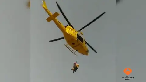 Un helicóptero tiene que rescatar a un hombre que se había precipitado en la ladera del Castillo de Santa Bárbara Un helicóptero tiene que rescatar a un hombre que se había precipitado en la ladera del Castillo de Santa Bárbara