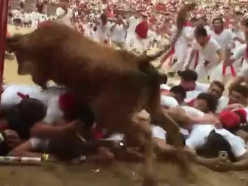 San Fermín 2018: La arriesgada tradición de esperar la salida de las vaquillas de esta forma tan peculiar San Fermín 2018: La arriesgada tradición de esperar la salida de las vaquillas de esta forma tan peculiar