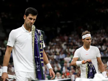 Djokovic y Nadal, en el pista central de Wimbledon Djokovic y Nadal, en el pista central de Wimbledon