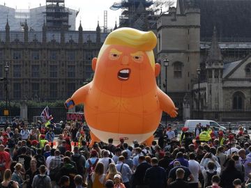 El globo del "bebé Trump" se alza frente al Parlamento de Londres.