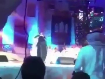 Arrestan a una mujer en Arabia Saudí por abrazar a un cantante