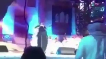 Arrestan a una mujer en Arabia Saudí por abrazar a un cantante