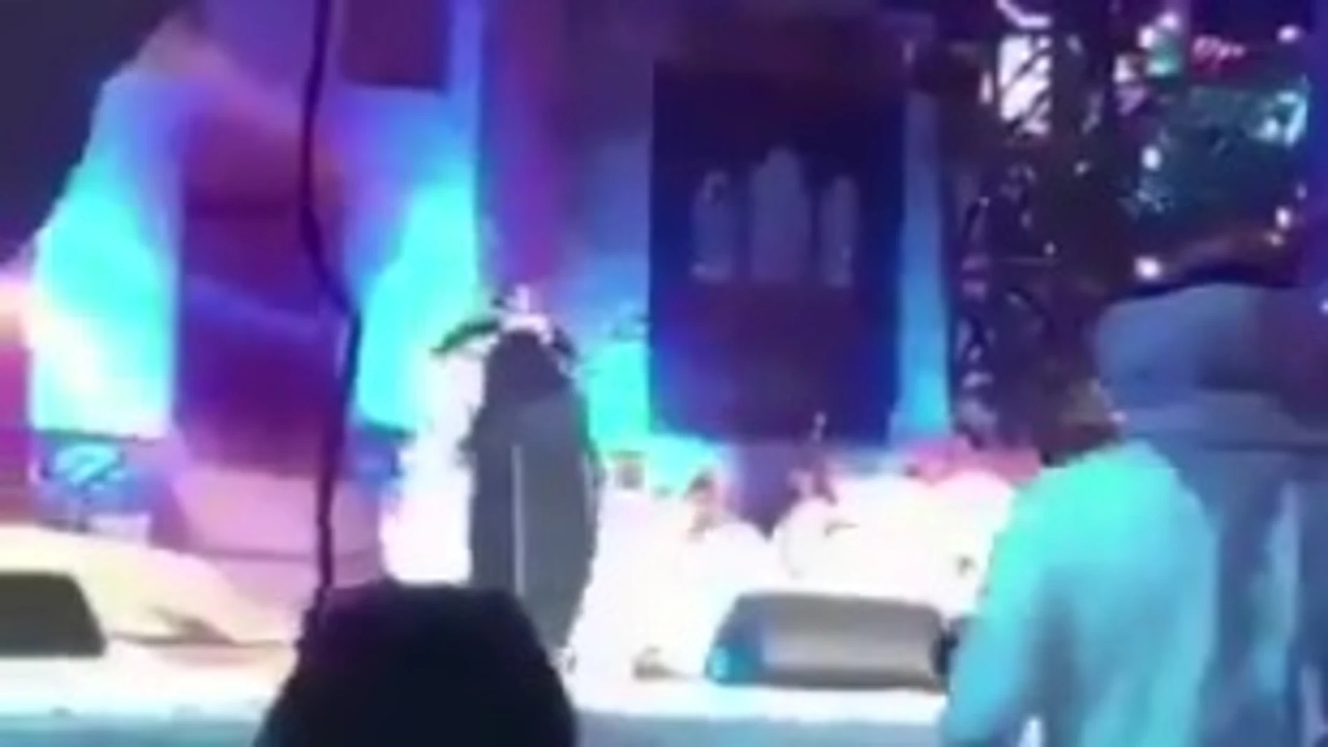 Arrestan a una mujer en Arabia Saudí por abrazar a un cantante Arrestan a una mujer en Arabia Saudí por abrazar a un cantante