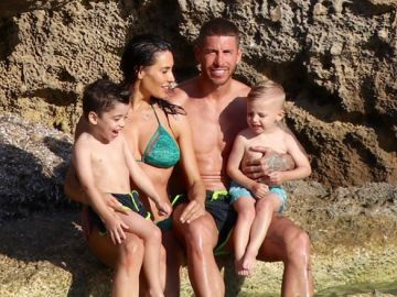 Sergio Ramos, en la playa con Pilar Rubio y sus hijos Sergio Ramos, en la playa con Pilar Rubio y sus hijos