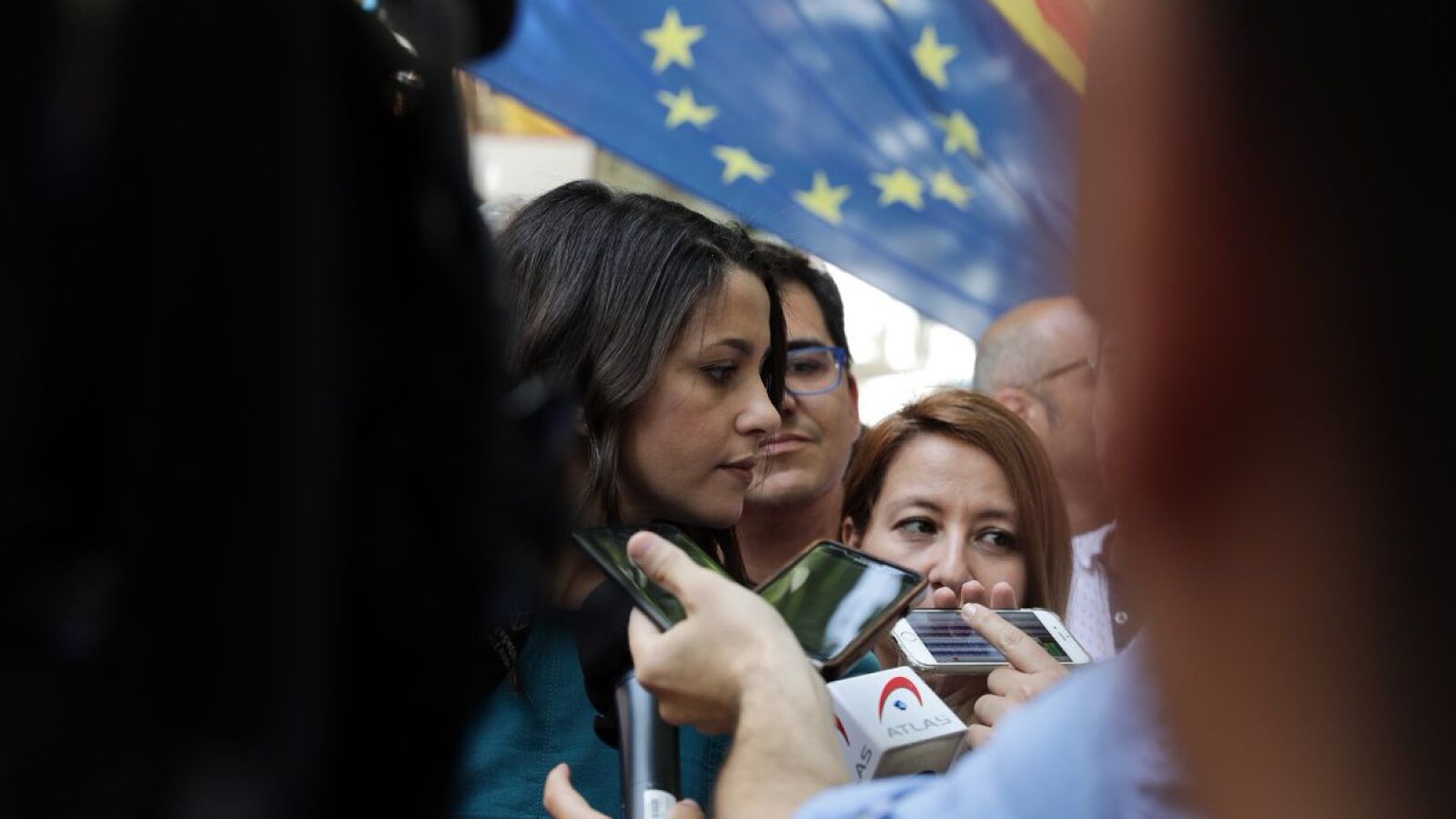Inés Arrimadas, recibida entre gritos en Canet de Mar, denuncia que el Ayuntamiento de la ciudad les ha impedido celebrar un acto