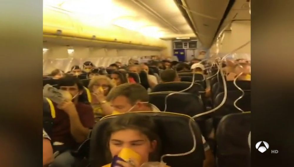 Más De 30 Personas Hospitalizadas Por Un Descenso Súbito De Emergencia En Un Vuelo De Ryanair