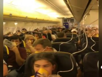 Más de 30 personas hospitalizadas por un descenso súbito de emergencia en un vuelo de Ryanair