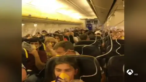 Más de 30 personas hospitalizadas por un descenso súbito de emergencia en un vuelo de Ryanair Más de 30 personas hospitalizadas por un descenso súbito de emergencia en un vuelo de Ryanair