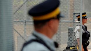 Dos polic&iacute;as estadounidenses 