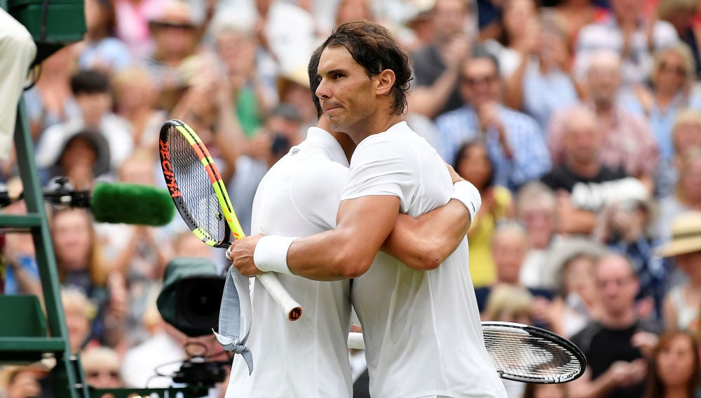 Nadal se abraza con Djokovic