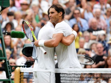 Nadal se abraza con Djokovic