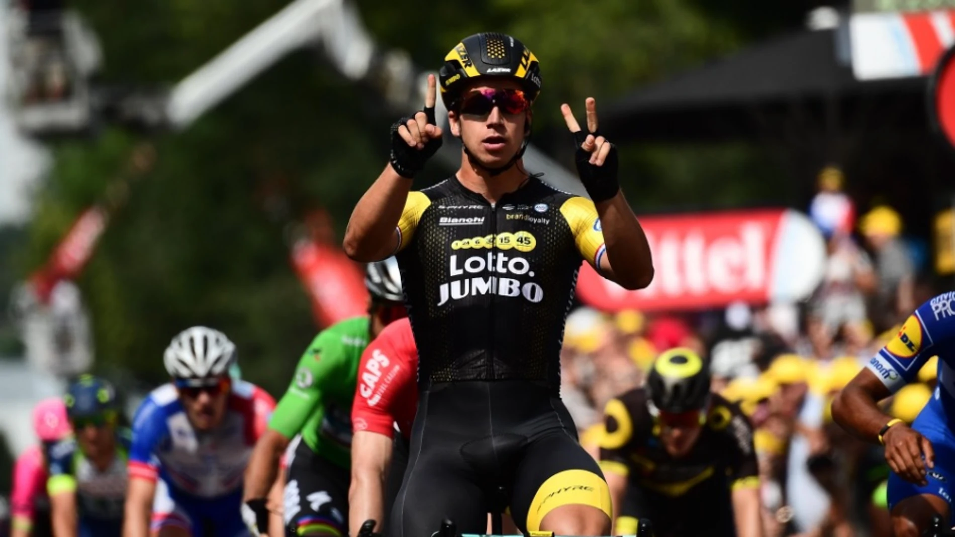 Dylan Groenewegen celebra sus segunda victoria de etapa Dylan Groenewegen celebra sus segunda victoria de etapa