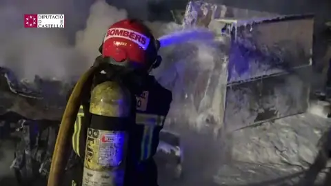 Fallece un camionero al volcar su vehículo y posteriormente incendiarse Fallece un camionero al volcar su vehículo y posteriormente incendiarse