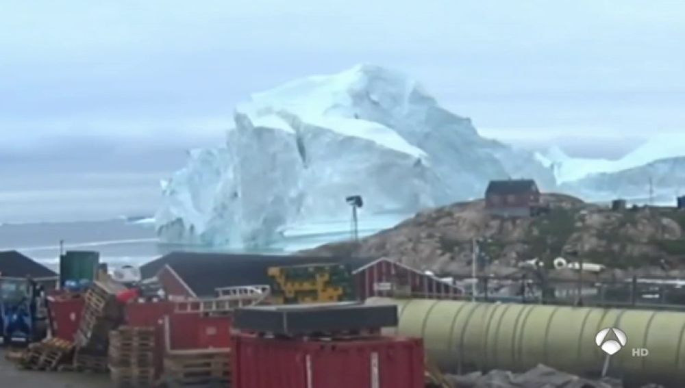 Alertan de un posible tsunami en Groenlandia tras la rotura de un enorme iceberg