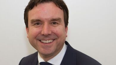 Dimite un secretario de Estado británico por enviar mensajes de contenido sexual a dos mujeres