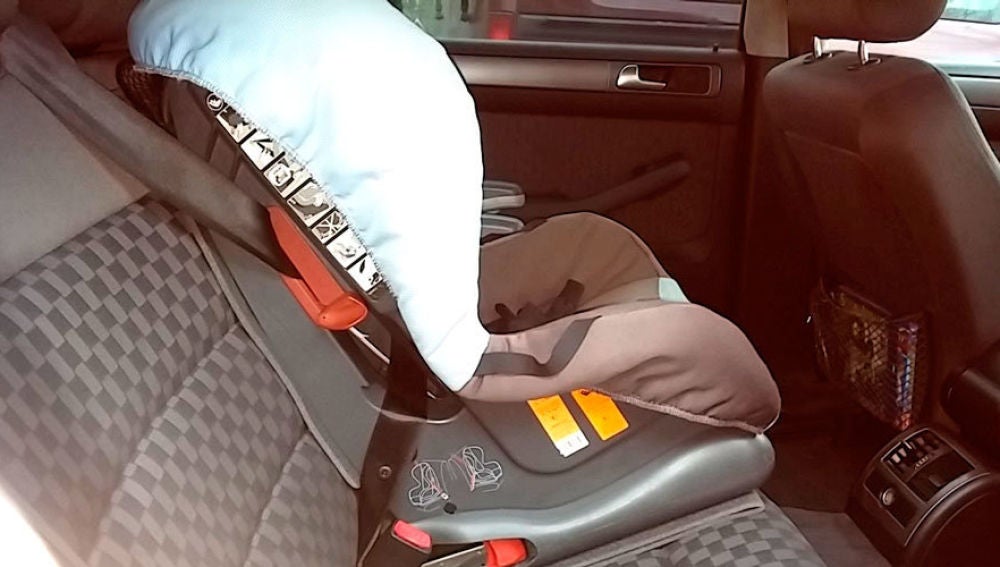 Imagen de archivo de una silla de bebé en un coche