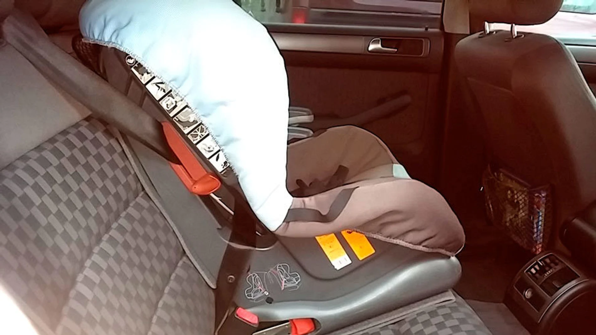 Imagen de archivo de una silla de bebé en un coche Imagen de archivo de una silla de bebé en un coche