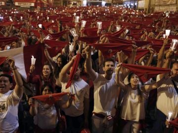 Decenas de personas entonan el 'Pobre de mí' en Pamplona