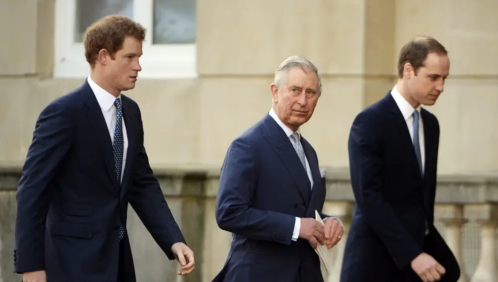 El príncipe Carlos de Inglaterra y sus hijos, los príncipes Harry y Guillermo