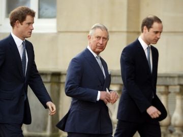 El príncipe Carlos de Inglaterra y sus hijos, los príncipes Harry y Guillermo