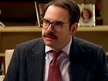 Lalo se entera de qué pone sobre su madre en los papeles de Blanco Lalo se entera de qué pone sobre su madre en los papeles de Blanco