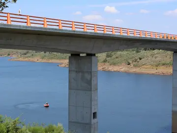Buscan a un hombre que se precipitó al agua desde un puente en la presa de Irueña Buscan a un hombre que se precipitó al agua desde un puente en la presa de Irueña