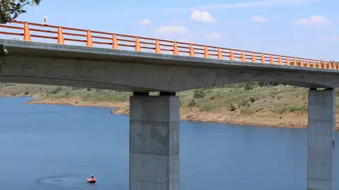 Buscan a un hombre que se precipitó al agua desde un puente en la presa de Irueña Buscan a un hombre que se precipitó al agua desde un puente en la presa de Irueña