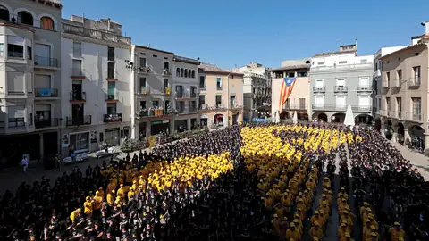 Gran lazo amarillo humano en Igualada Gran lazo amarillo humano en Igualada
