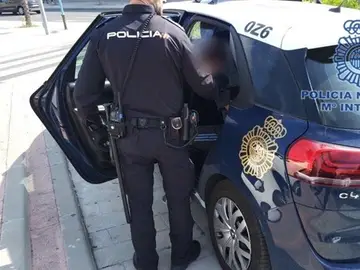 En la imagen un coche de policía En la imagen un coche de policía