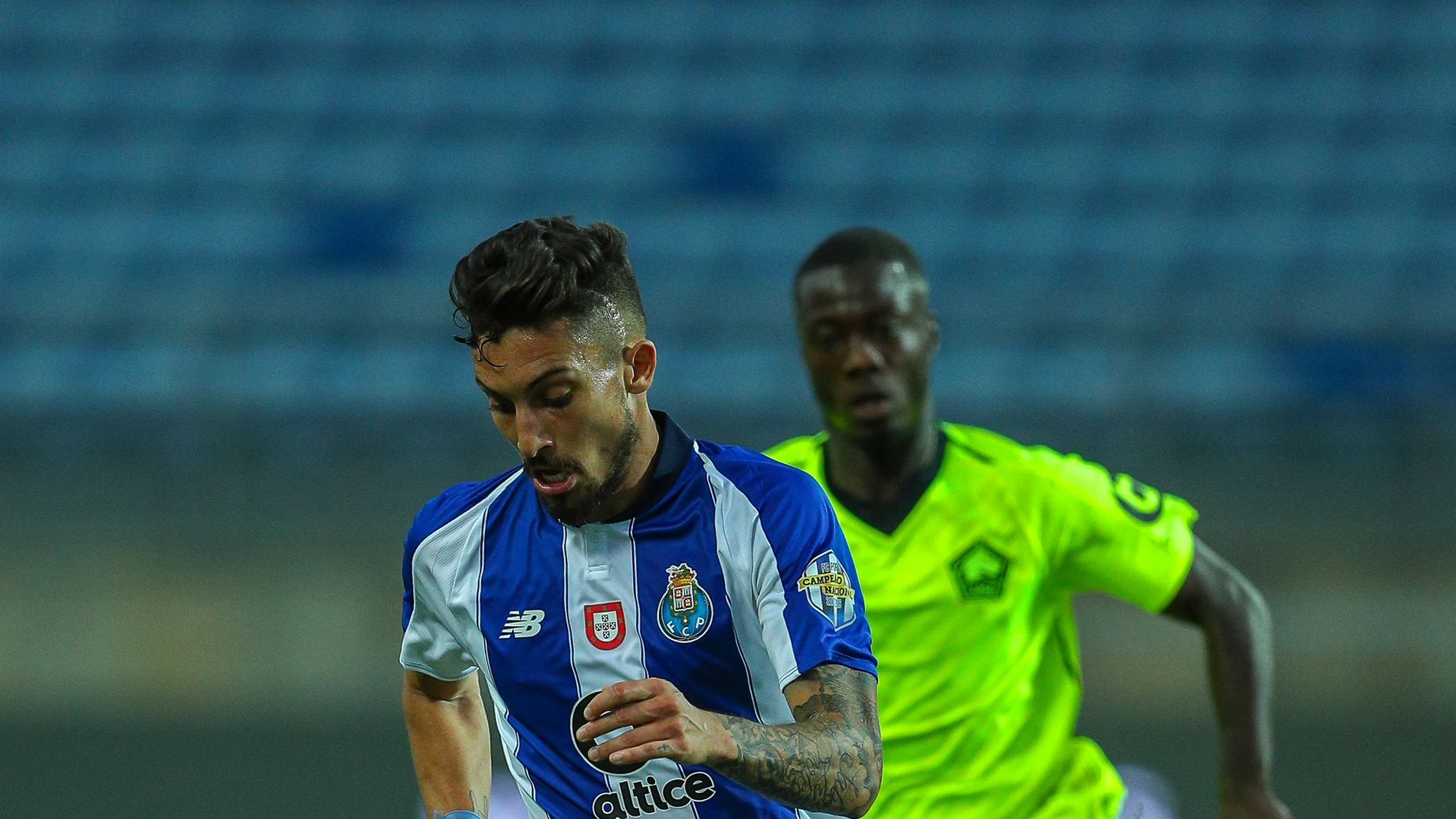 Álex Telles en un partido con el Oporto Álex Telles en un partido con el Oporto