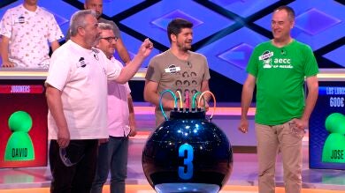 Descubre el divertido objeto que esconde Jose, del equipo de 'Los Lobos', en sus bolsillos